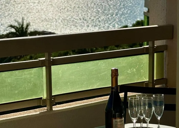 Beautiful Stunning View Of The Lion De *